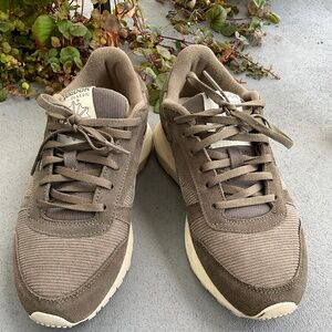 Reebok Classic Sneakers (khaki) Size 7.